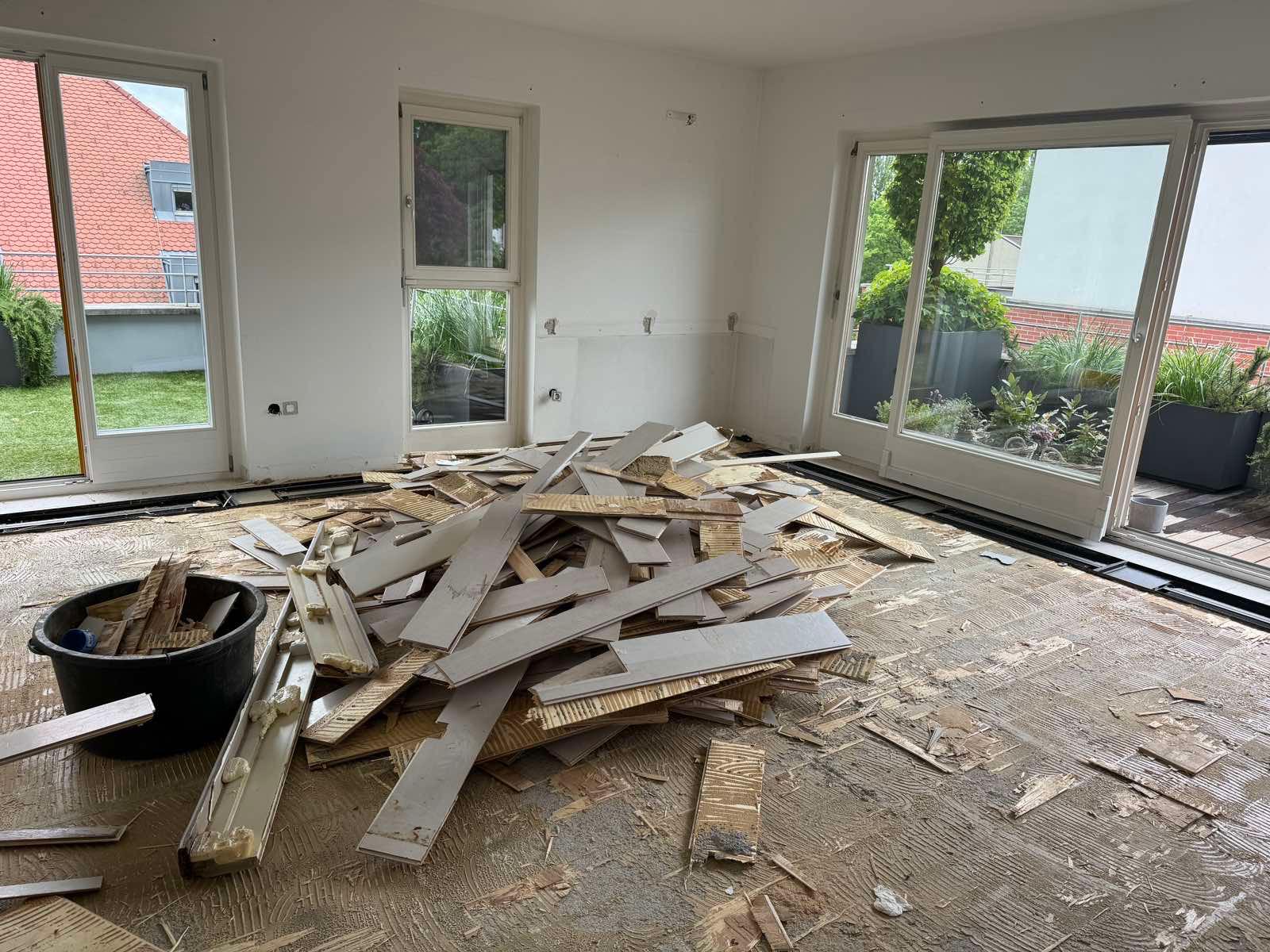 Pred prenovo — odstranjen parket
